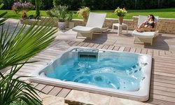Spa 4-5 personnes encastré dans une terrasse en Ipé