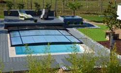 Piscine de 10 x 4 m avec Liner gris anthracite et notre nouveau système de couverture de sécurité 