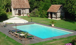 Piscine de 12 x 6 m avec Liner sable et plage en bois exotique