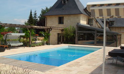 Piscine de 11 x 5 m avec Liner bleu pâle, escalier toute largeur et volet automatique immergé