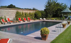 Piscine de 16 x 7 m avec Liner granité noir et plage en bois exotique