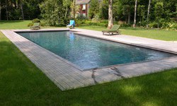 Piscine de 14 x 5 m avec Liner granité noir et escalier de côté, très bien intégré dans cet environnement naturel