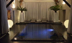 Piscine intérieur de 8 x 4 m carrelée à débordement avec Spots LED et couverture immergée de sécurité 