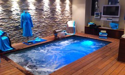 Mini piscine ou Spa de nage de 4,50 m x 2, 50 m dans avec LED, cascade et bain de bulle sur le nouveau système de volet roulant avec caillebotis immergé.