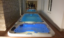Spa de nage avec espace de nage et espace de relaxation dissociés 