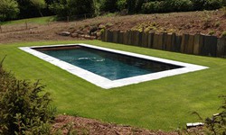 Piscine de 10 m x 4 m avec liner granité noir et volet roulant avec caillebotis immergés