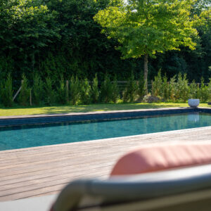 Piscine familiale de 13x5 entourée d'une terrasse en bois -Réalisation Delalande Piscines & Spas