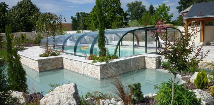 Abris mi-haut : équilibre parfait entre protection et accessibilité