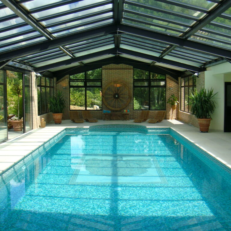 Piscine intérieure : offrez-vous un espace de baignade toute l’année