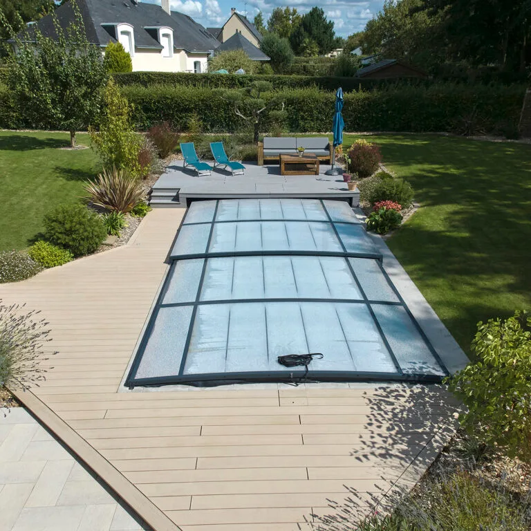 Abri piscine extra-plat : alliez design, sécurité et qualité pour votre piscine