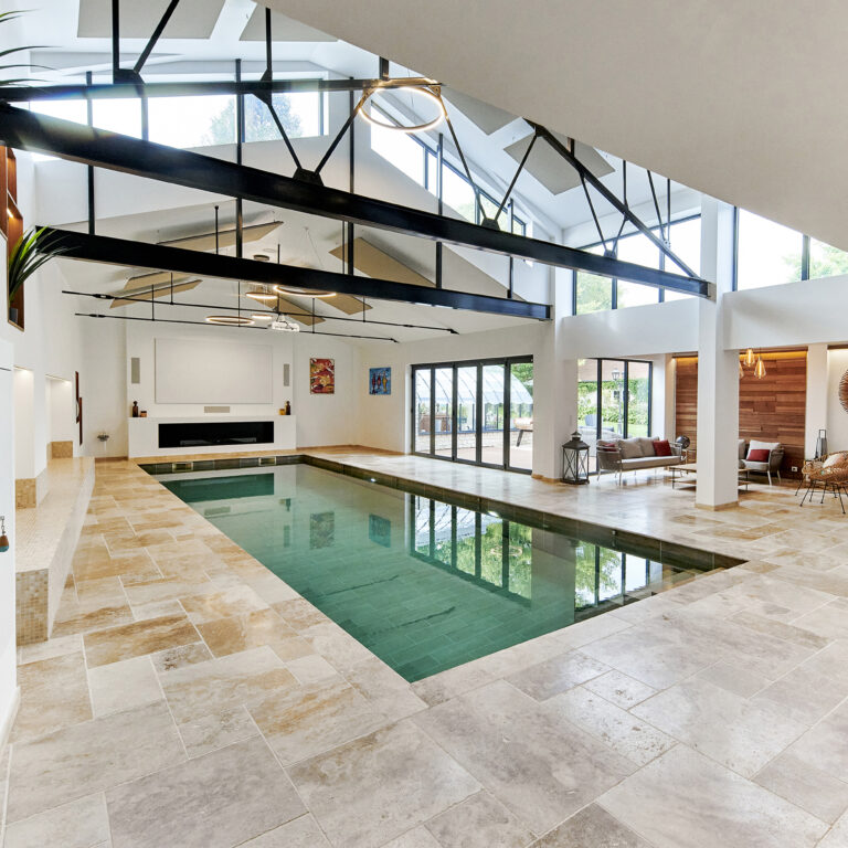 DELALANDE PISCINES & SPAS : l’excellence dans la construction de piscines intérieures