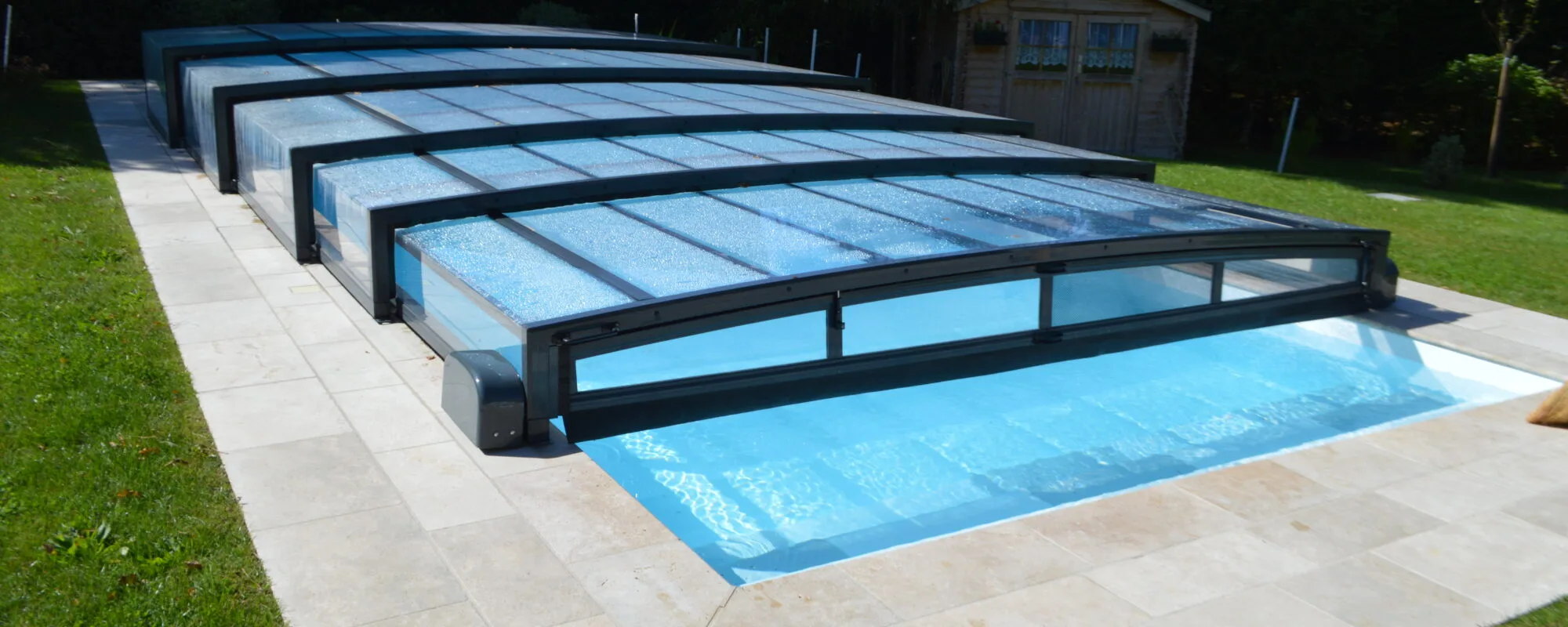 Abri bas piscine sur mesure : sécurité, qualité et élégance