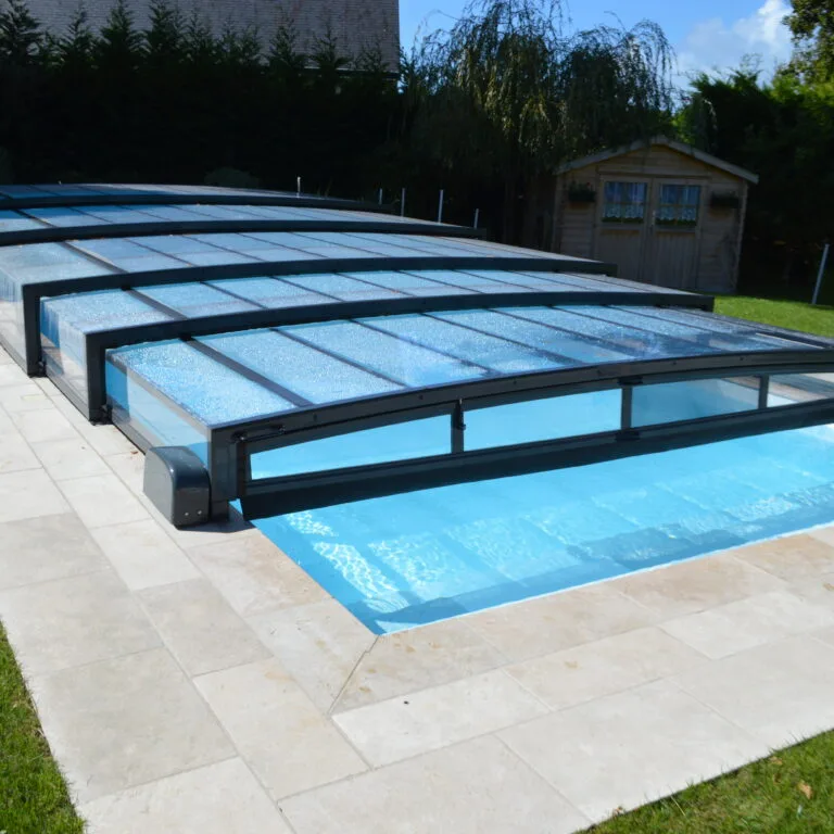 Abri bas piscine sur mesure : sécurité, qualité et élégance