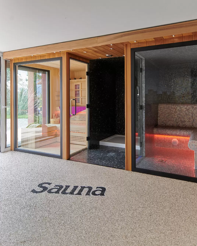 Ensemble sauna et hammam en intérieur. Réalisation Piscine Week-End
