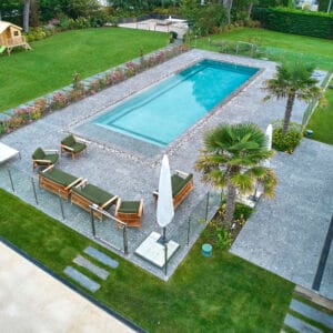 Piscine miroir extérieure carrelée de 13,00 x 4,50m - Réalisation Delalande Piscines & Spas