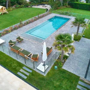 Piscine miroir extérieure carrelée de 13,00 x 4,50m - Réalisation Delalande Piscines & Spas