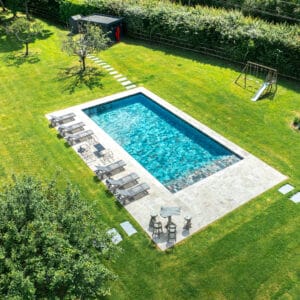 Piscine extérieure carrelée de 12,00 x 6,00m - Réalisation Delalande Piscines & Spas