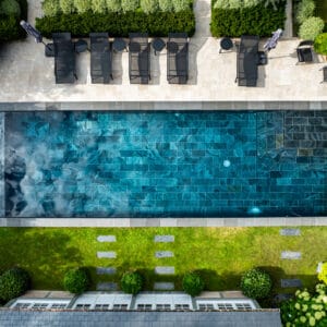 Piscine extérieure carrelée de 13,00 x 4,50m - Réalisation Delalande Piscines & Spas