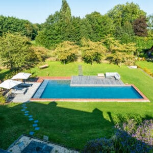 Piscine en L extérieure carrelée de 15,00 x 5,00 à 8,00m - Réalisation Delalande Piscines & Spas