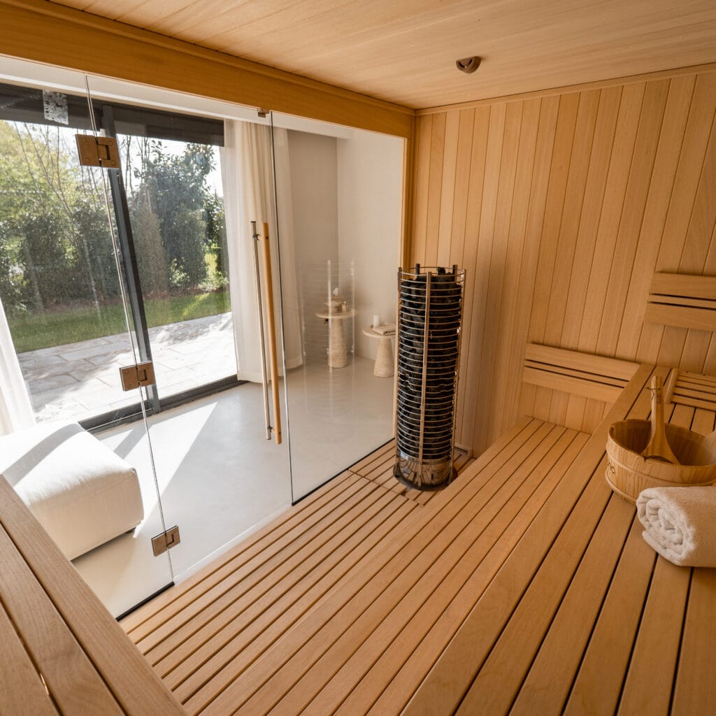 Cabine sauna avec vue sur jardin