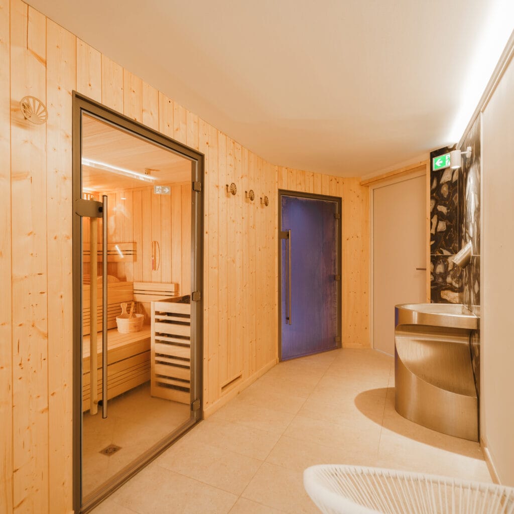 Espace bien-être avec sauna traditionnel et hammam - DELALANDE PISCINES & SPAS