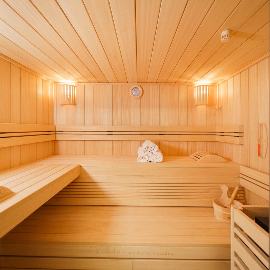 Intérieur d'un sauna traditionnel