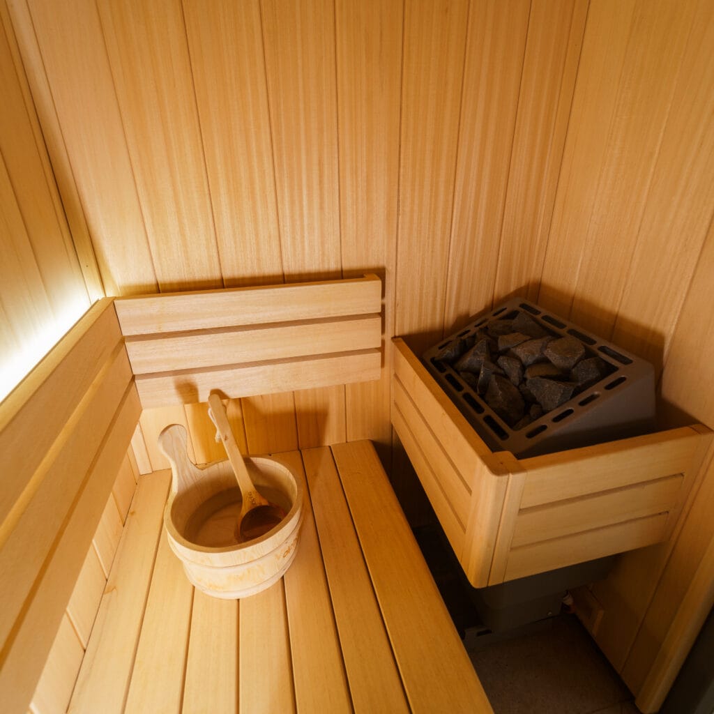 Intérieur d'un sauna traditionnel