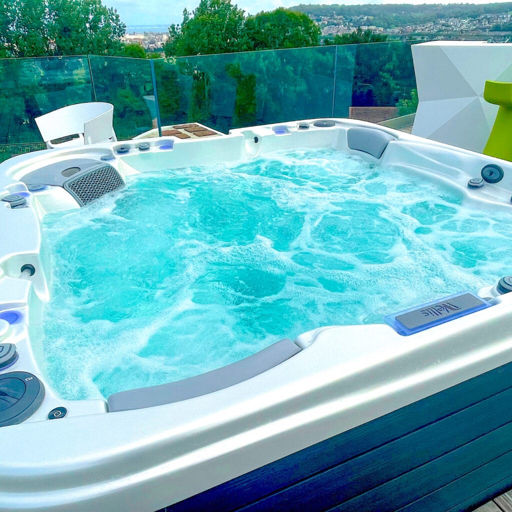 Spa installé sur un toit terrasse - DELALANDE PISCINES & SPAS