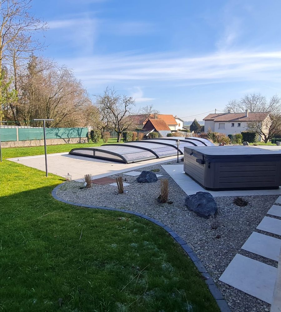 Aménagement d'un espace de vie extérieur avec spa, piscine et abri de piscine - Delalande Piscines & Spas