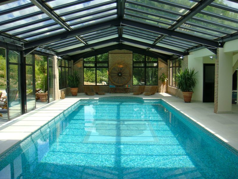 Piscine intérieure carrelée dans un hôtel - Réalisation Delalande Piscines & Spas