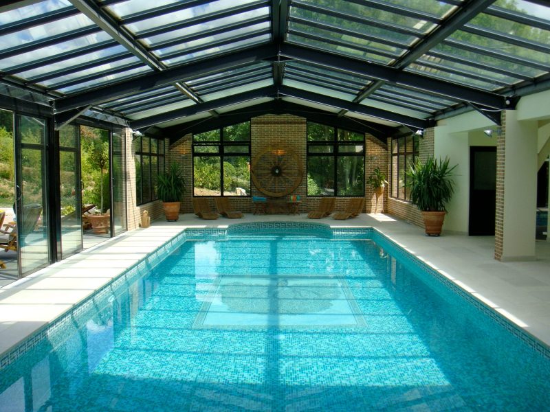 Piscine intérieure carrelée dans un hôtel - Réalisation Delalande Piscines & Spas