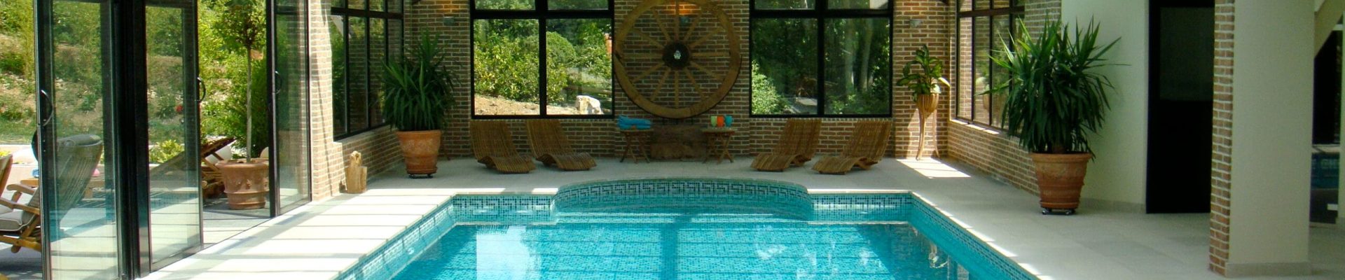 Piscine intérieure carrelée dans un hôtel - Réalisation Delalande Piscines & Spas