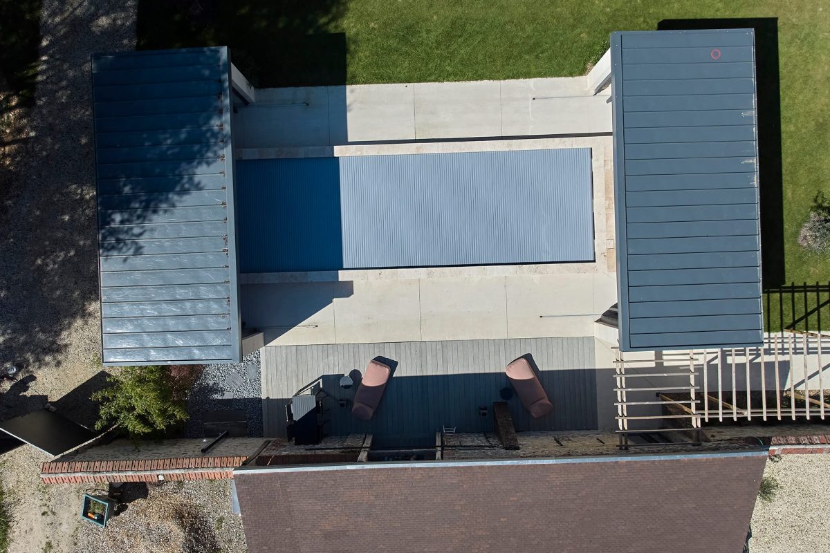 Couloir de nage équipé d’un abri haut coulissant.