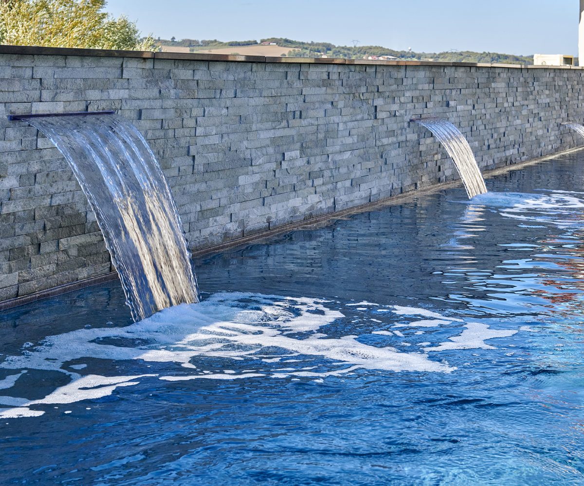Piscine rectangulaire avec escalier toute largeur, plage immergée et 3 marches