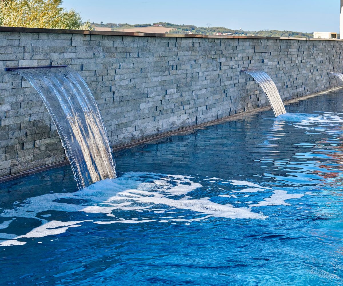 Piscine rectangulaire avec escalier toute largeur, plage immergée et 3 marches