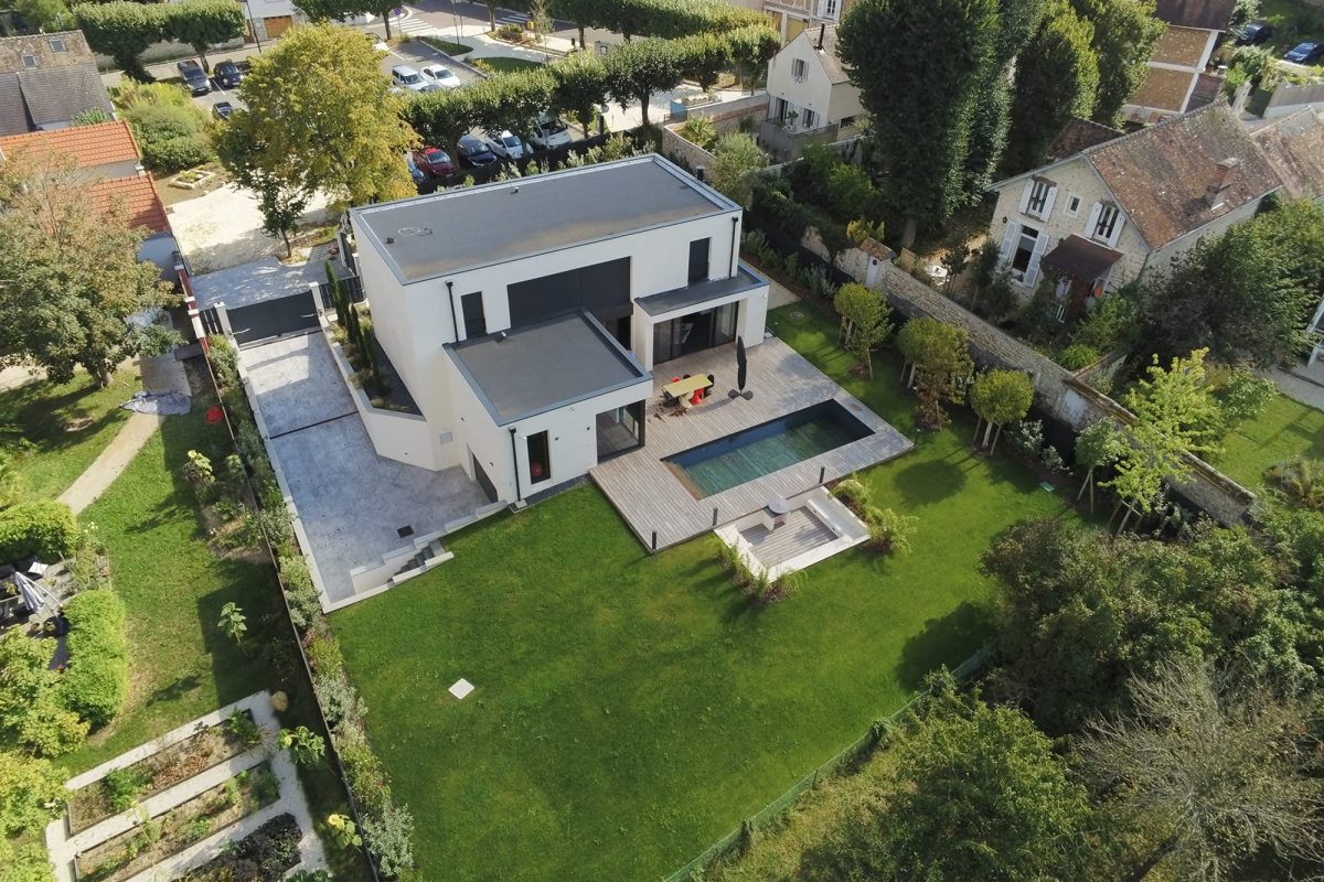 Couloir de nage contemporain avec margelles et plage en bois exotique