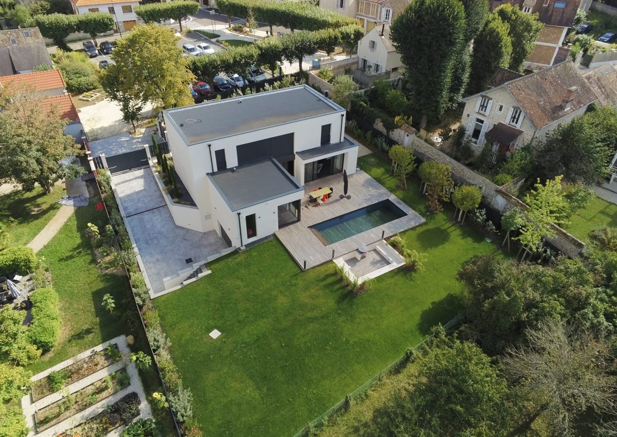 Couloir de nage contemporain avec margelles et plage en bois exotique