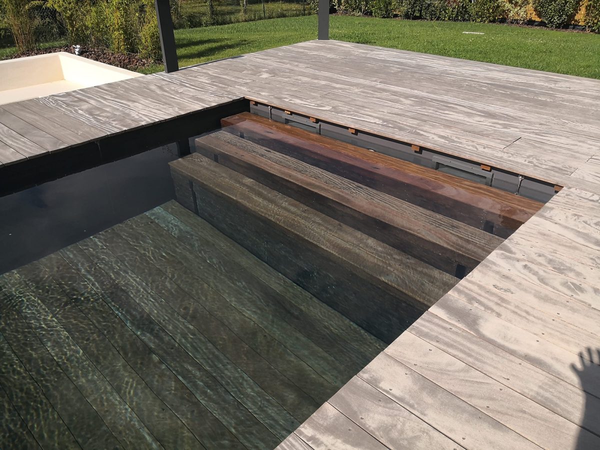 Couloir de nage avec fond mobile et escalier toute largeur pour un design épuré