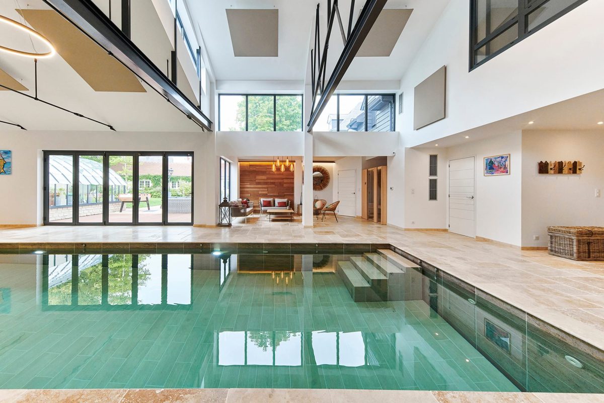 Piscine intérieure 12 x 4 m avec revêtement en carrelage.
