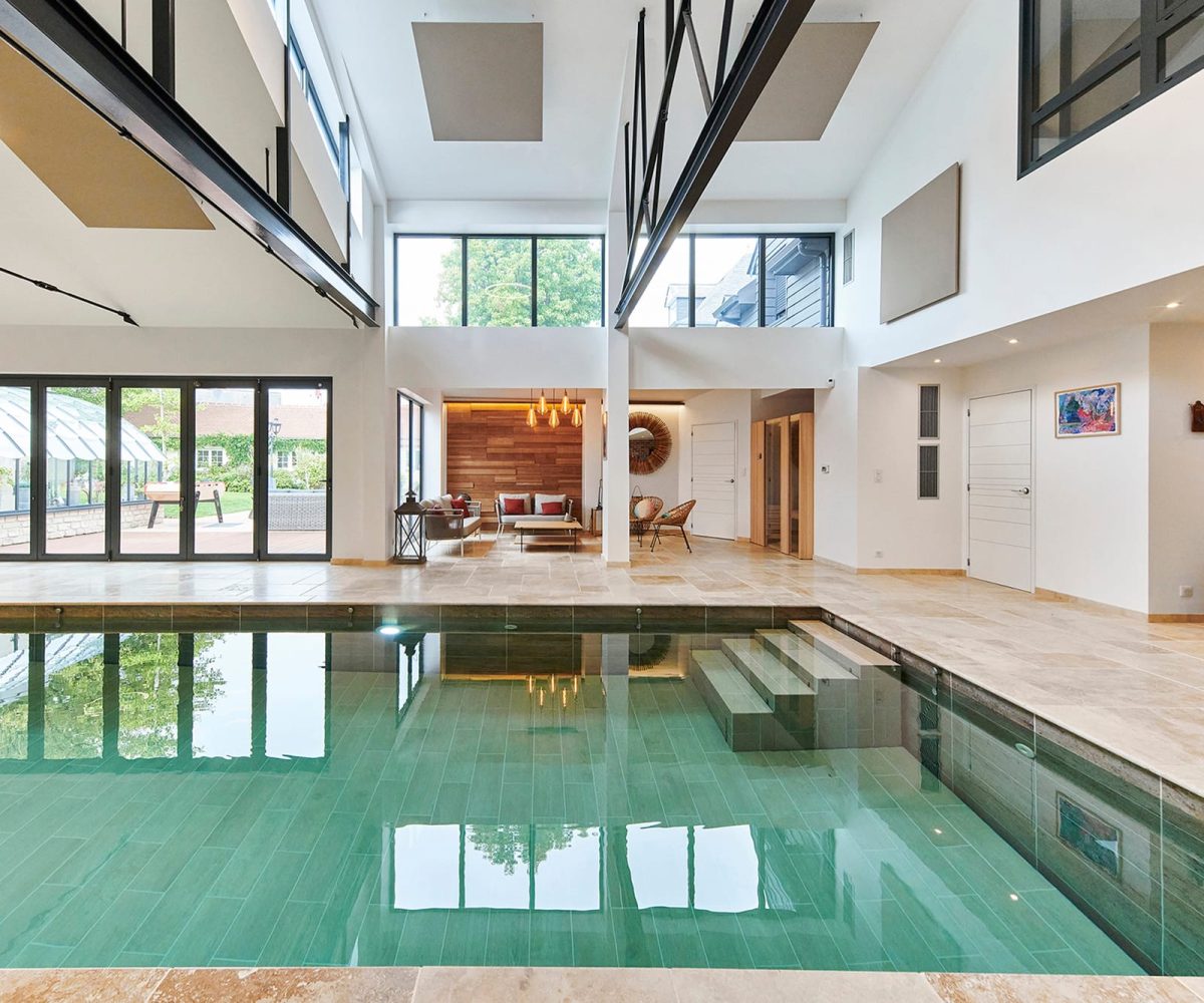 Piscine intérieure 12 x 4 m avec revêtement en carrelage.