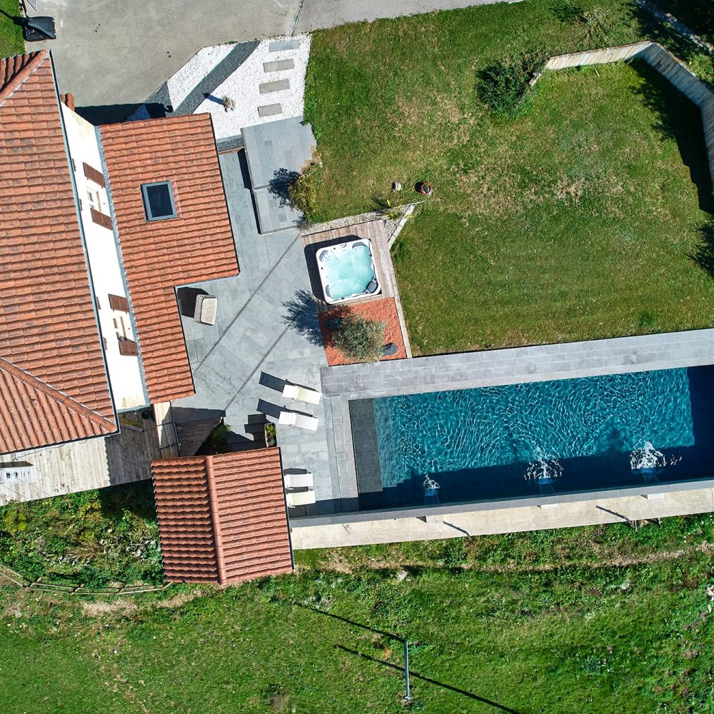 Couloir de nage avec caillebotis en grès cérame assorti au revêtement