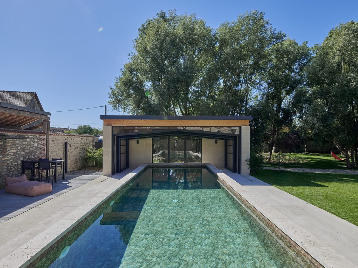 Piscine extérieure en béton avec revêtement en membrane armée texturée.