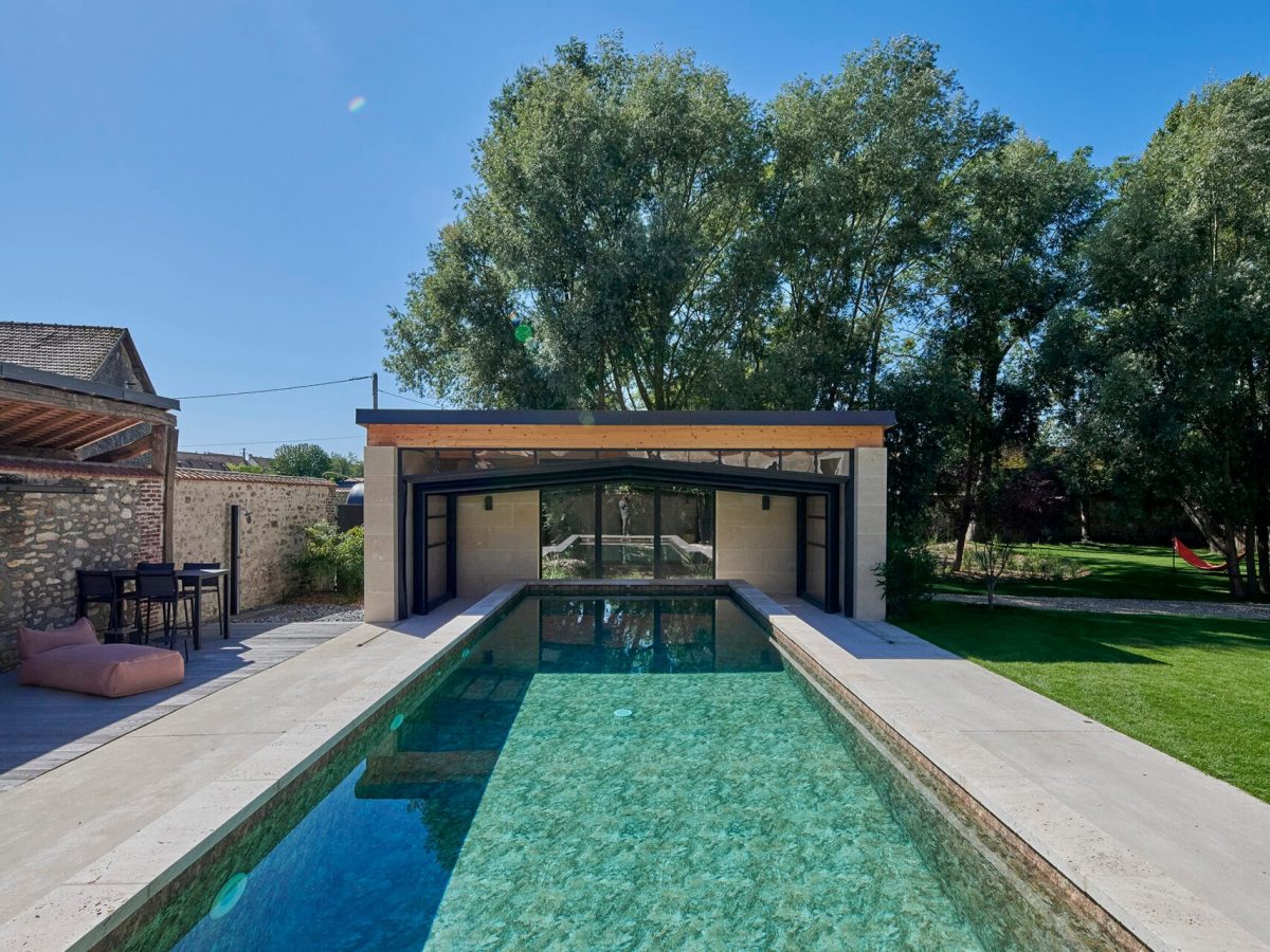 Piscine extérieure en béton avec revêtement en membrane armée texturée.