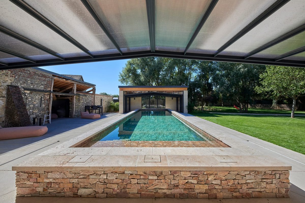 Couloir de nage de 15 x 4 m avec traitement automatisé et régulation du pH pour une eau toujours propre.