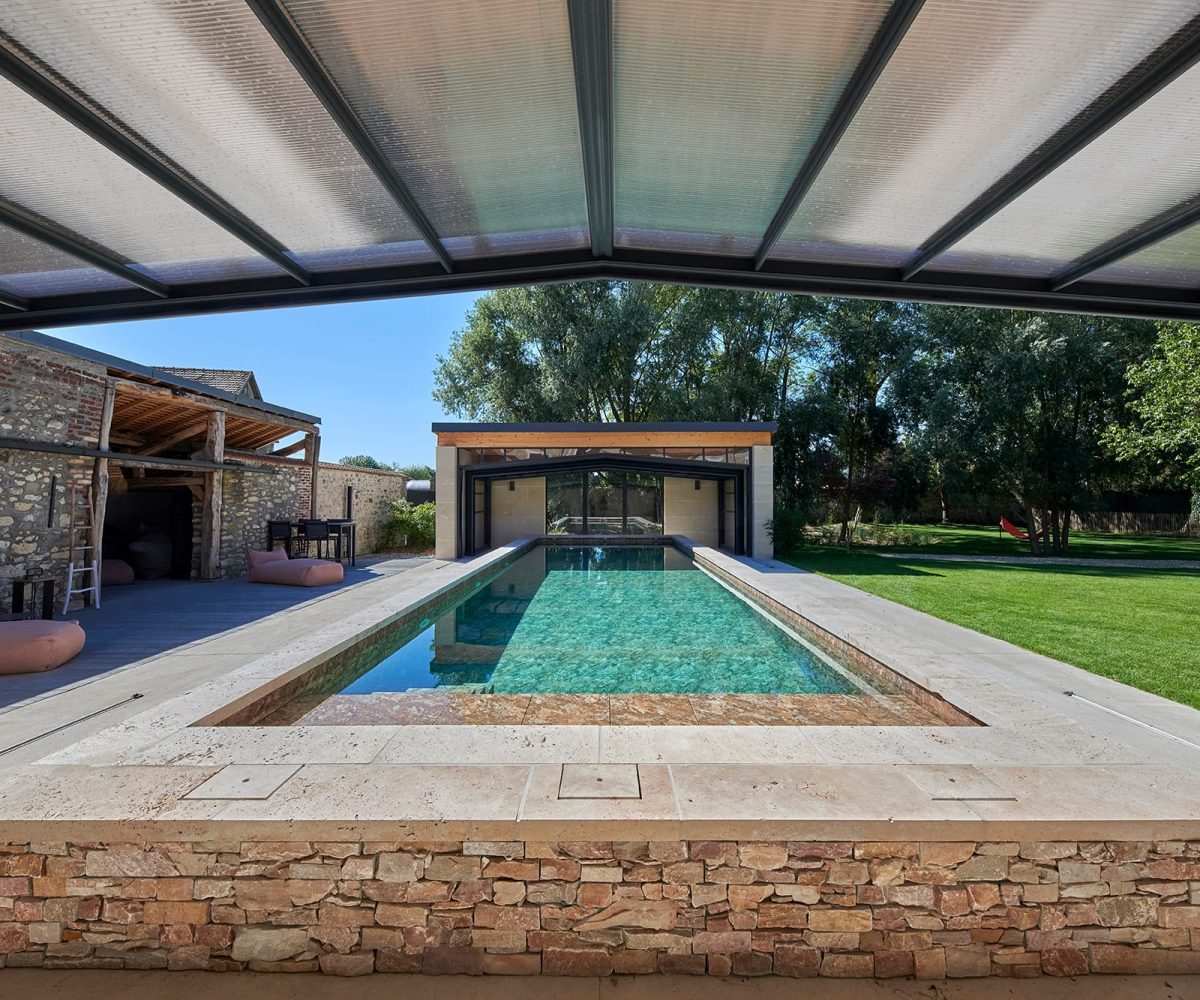 Couloir de nage de 15 x 4 m avec traitement automatisé et régulation du pH pour une eau toujours propre.