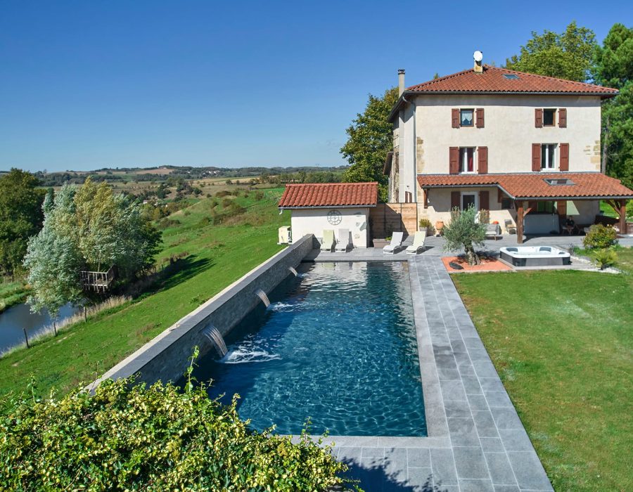 Couloir de nage 15 x 4,50 m avec fond en pente