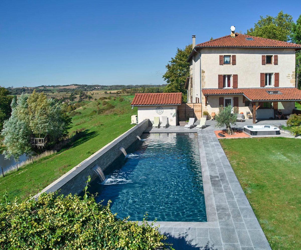 Couloir de nage 15 x 4,50 m avec fond en pente