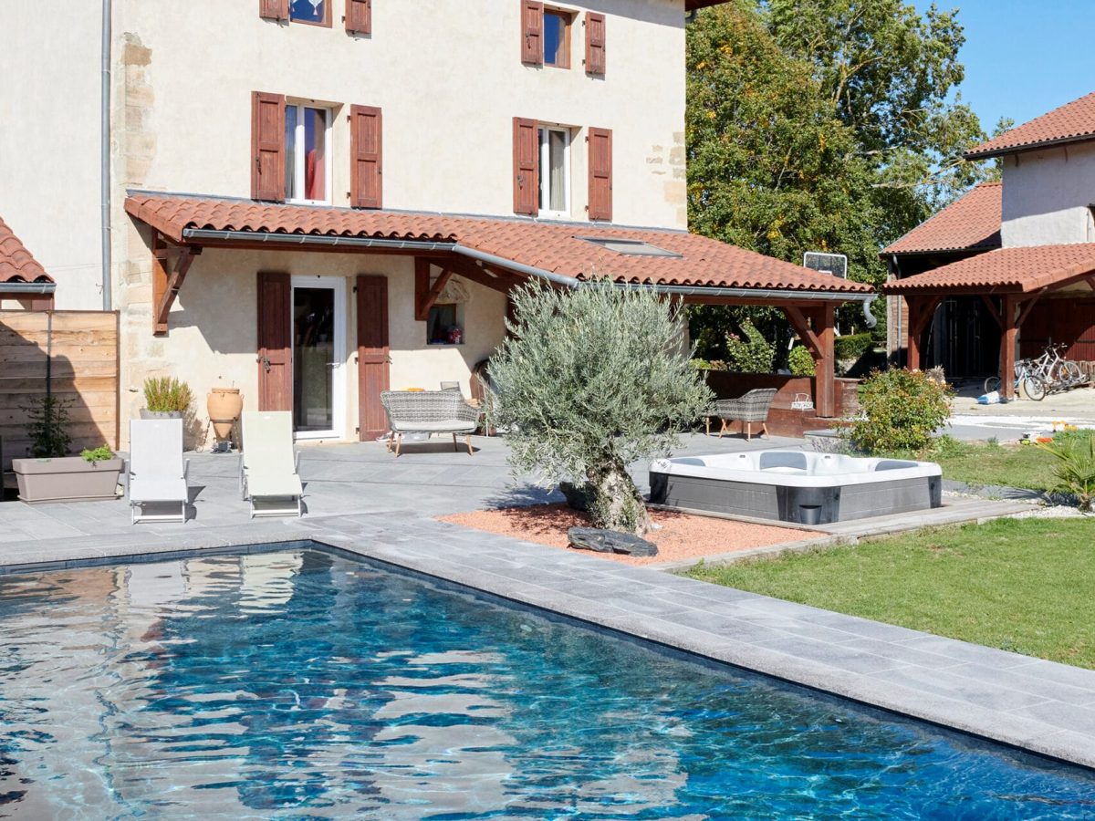 Couloir de nage avec escalier toute largeur et plage immergée
