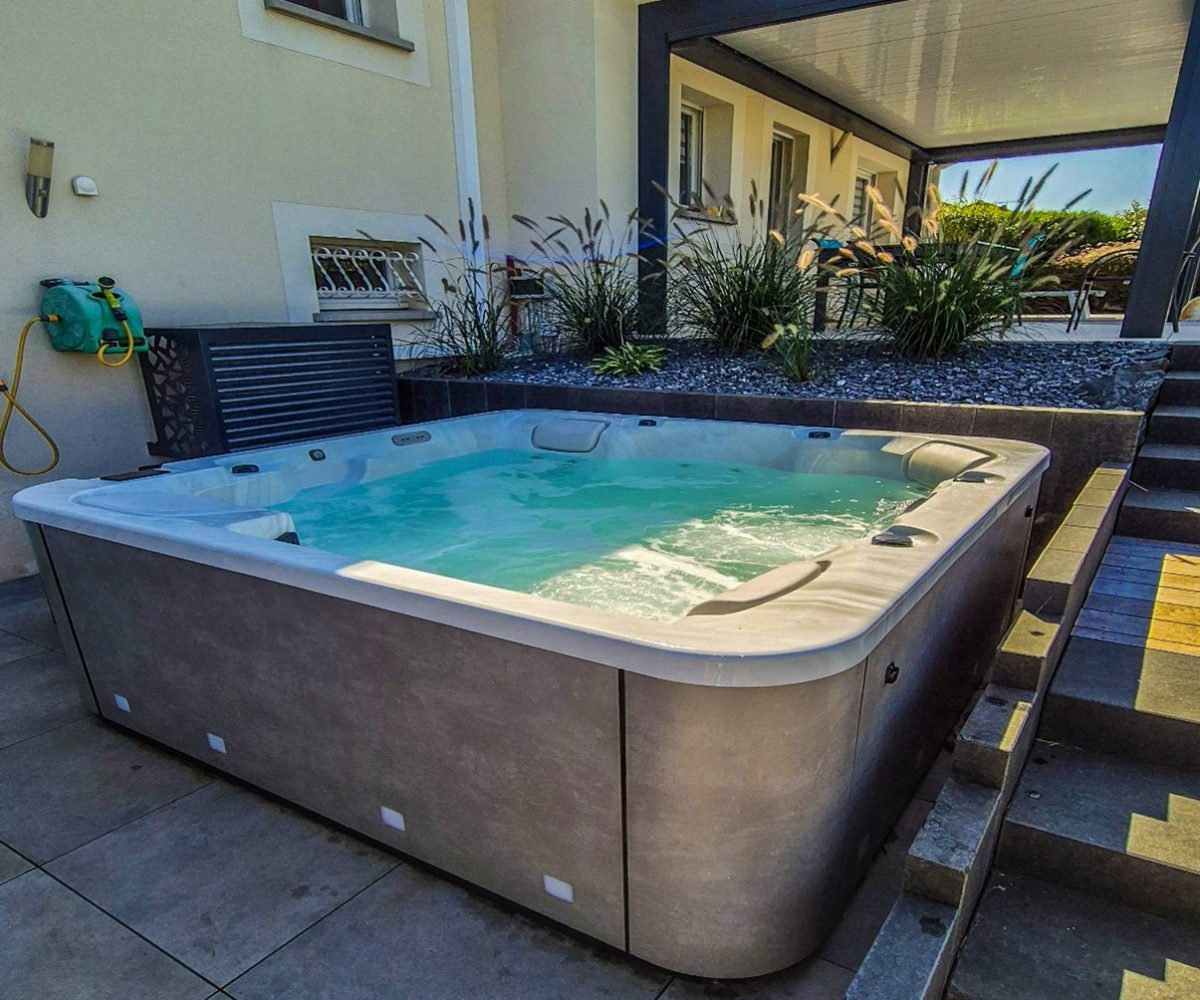 Installation d’un spa OEWEO XL5+ parfaitement intégrer dans le dénivelé d’un escalier en pierres naturelles - Réalisation Qualité Spa & Piscine