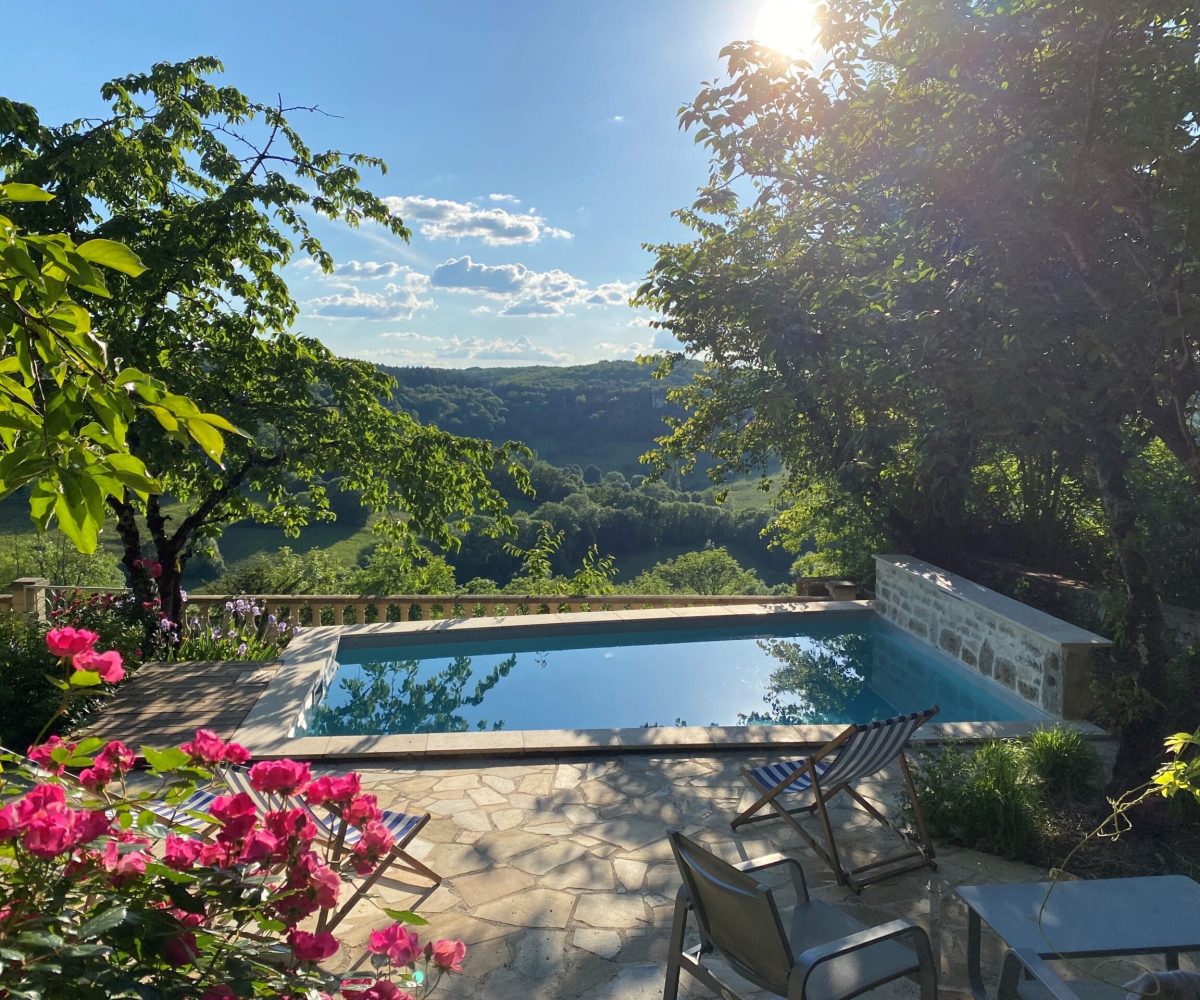 Piscine semi-enterrée avec margelles en pierre naturelle